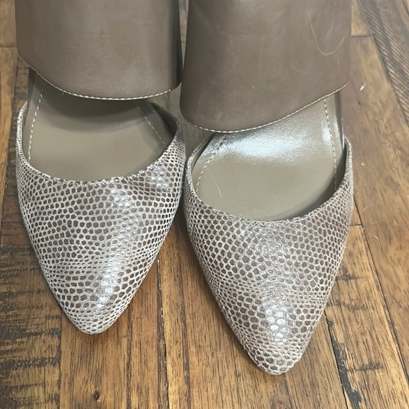 BCBG heels pointy closed toe snake embossed Leather Chase brown color size  8 - Picture 3 of 12